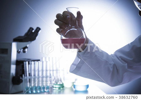 研究實驗剪影男性白色外套 38632760