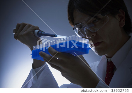 研究實驗剪影男性白色外套 38632765