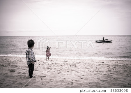 孩子們在沙灘上玩 孩子們在沙灘上玩 38633098