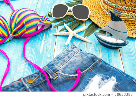 Alone tree on tea plantation and meadow with Blue  38633393