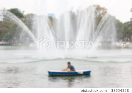 Blurred-image People relax on a boat in a city par 38634338