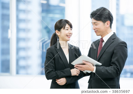 Business image Businessmen who use tablet terminals and female company employees senior employees Business image Businessmen who use tablet terminals and female company employees senior employees 38635697