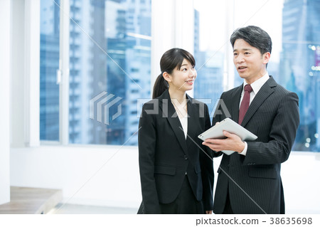 商業形象使用平板終端和女公司員工高級員工的商人 商業形象使用平板終端和女公司員工高級員工的商人 38635698