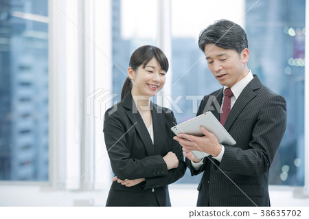 Business image Businessmen who use tablet terminals and female company employees senior employees 38635702
