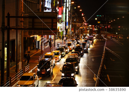 車行道在一個繁忙的城市在晚上 車行道在一個繁忙的城市在晚上 38635890