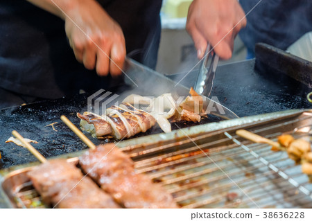 Hand cook using knife cutting squid slices 38636228