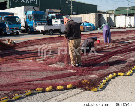 A winding net dried in the harbor 38638546
