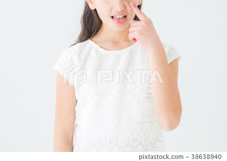 A girl who takes a tongue out 38638940