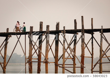 U Bein Bridge in Mandalay, Myanmar 38643023