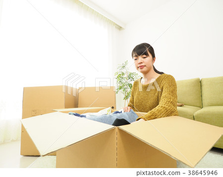 A woman preparing to move 38645946
