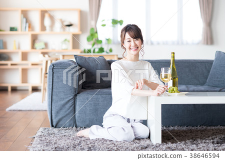 年輕女子（葡萄酒） 38646594