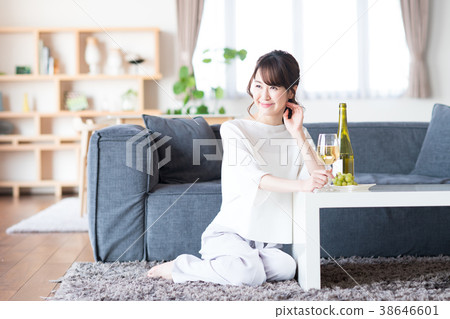 Young woman (wine) 38646601