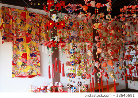 Acupuncture doll decorated inside a Nagayamon gate 38646691