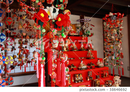Acupuncture doll decorated inside a Nagayamon gate Acupuncture doll decorated inside a Nagayamon gate 38646692