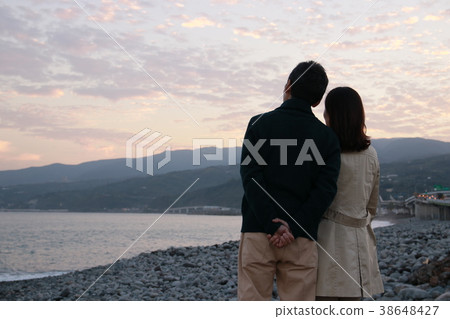 中年夫婦坐岸在日落 38648427