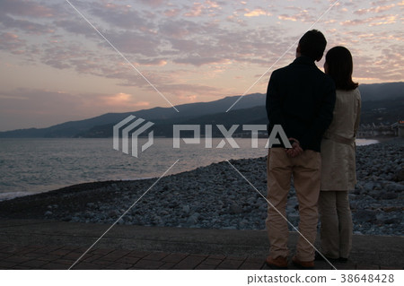 中年夫婦坐岸在日落 38648428