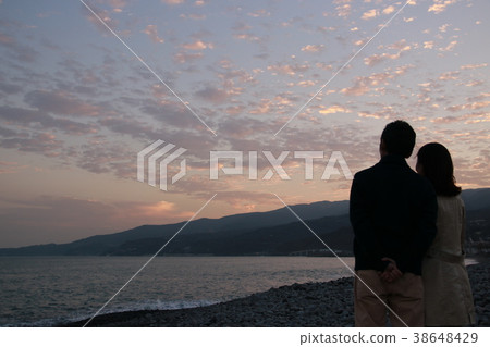 中年夫婦坐岸在日落 38648429