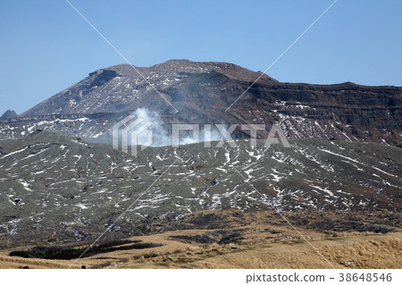 從Aso Kusasenrihama山的Nakadake板條箱看法 38648546