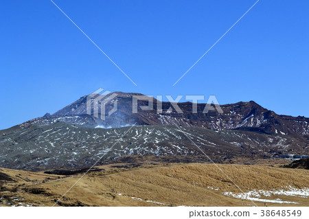 從Aso Kusasenrihama山的Nakadake板條箱看法 38648549