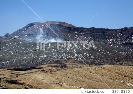 從Aso Kusasenrihama山的Nakadake板條箱看法 38648550