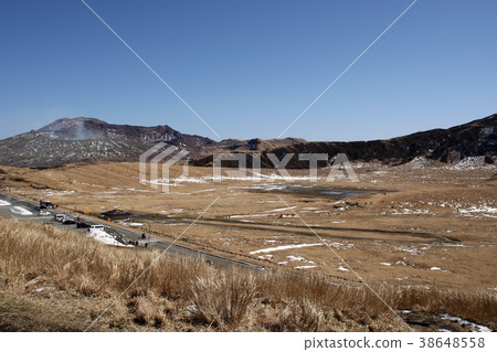 從Aso Kusasenrihama山的Nakadake板條箱看法 38648558