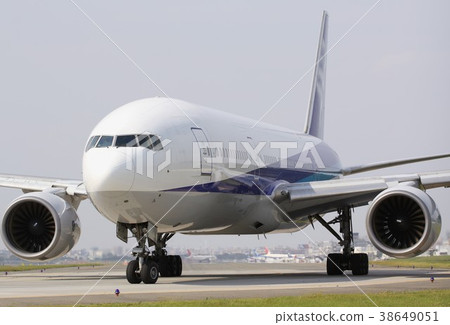 波音777噴氣式客機降落在福岡機場的滑行道上 38649051
