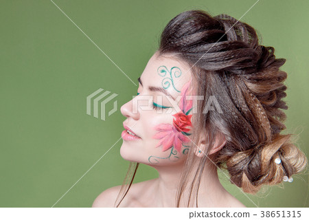 Attractive woman with bare shoulders Attractive woman with bare shoulders 38651315