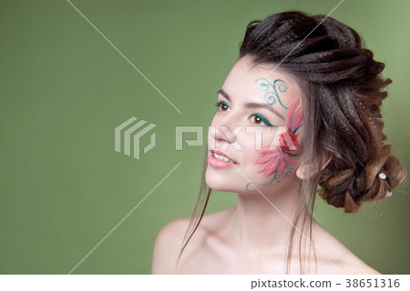 Attractive woman with bare shoulders Attractive woman with bare shoulders 38651316