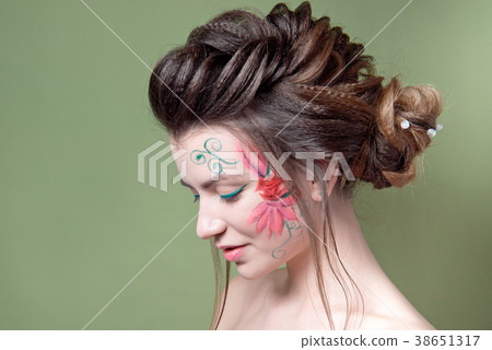 Attractive woman with bare shoulders Attractive woman with bare shoulders 38651317