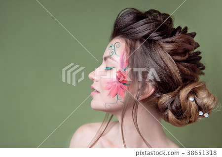 Attractive woman with bare shoulders Attractive woman with bare shoulders 38651318