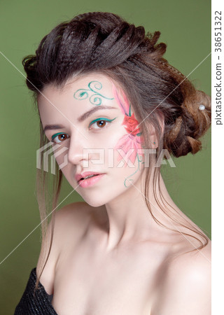 Attractive woman with bare shoulders Attractive woman with bare shoulders 38651322