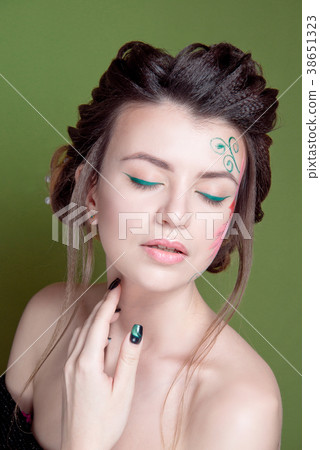 Attractive woman with bare shoulders Attractive woman with bare shoulders 38651323