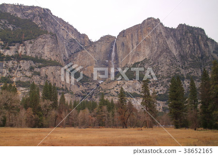 Yosemite scenery 38652165