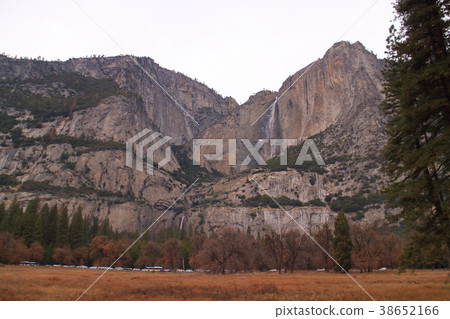 Yosemite scenery Yosemite scenery 38652166