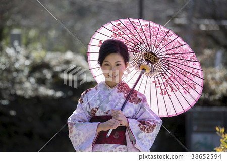 A young woman with a smile of a kimono wearing a umbrella at Maruyama Park in Higashiyama Ward, Higashiyama Ward, Kyoto Prefecture A young woman with a smile of a kimono wearing a umbrella at Maruyama Park in Higashiyama Ward, Higashiyama Ward, Kyoto Prefecture 38652594