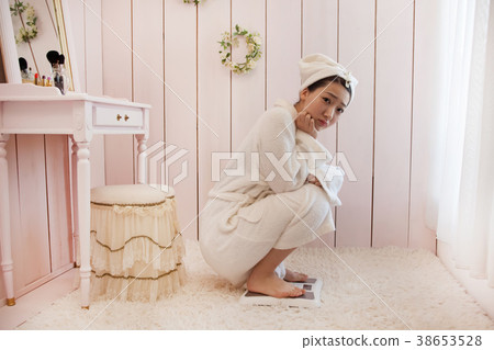Scales and young women Scales and young women 38653528