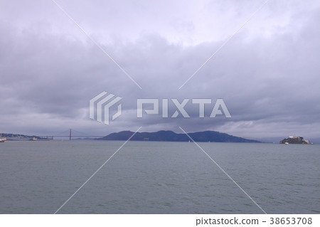 從橫渡Alcatraz海島舊金山,加利福尼亞,美國的船環境美化 從橫渡Alcatraz海島舊金山,加利福尼亞,美國的船環境美化 38653708