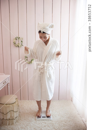 Scales and young women Scales and young women 38653752