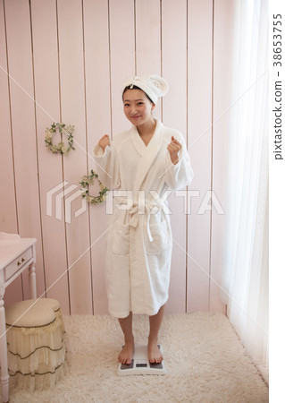 Scales and young women Scales and young women 38653755