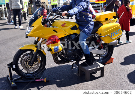 Yellow bike on the capital highway 38654602