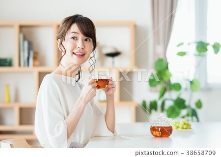 Young lady (black tea) Young lady (black tea) 38658709