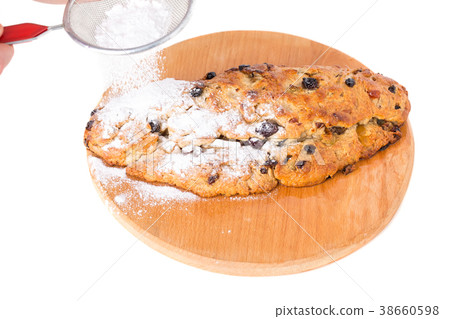 Hand sifts powder sugar. 38660598