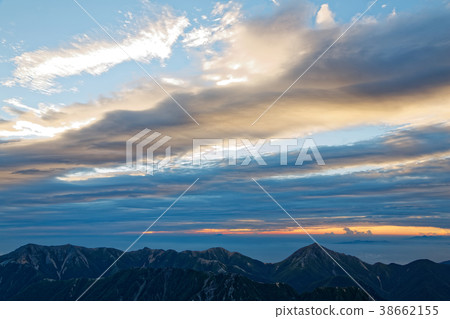 從Kasugadake山脊線看見的早晨煥發雲彩和Jhonondake 從Kasugadake山脊線看見的早晨煥發雲彩和Jhonondake 38662155