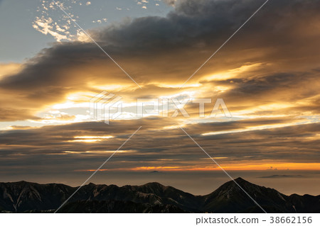 從Kasugadake山脊線看見的早晨煥發雲彩和Jhonondake 從Kasugadake山脊線看見的早晨煥發雲彩和Jhonondake 38662156