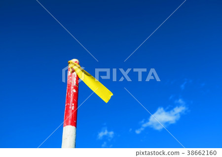 清楚的藍天的風景與一根紅白的桿和一條黃色絲帶的 清楚的藍天的風景與一根紅白的桿和一條黃色絲帶的 38662160