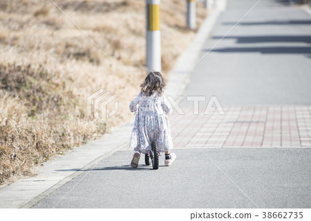 孩子們的自行車練習 孩子們的自行車練習 38662735