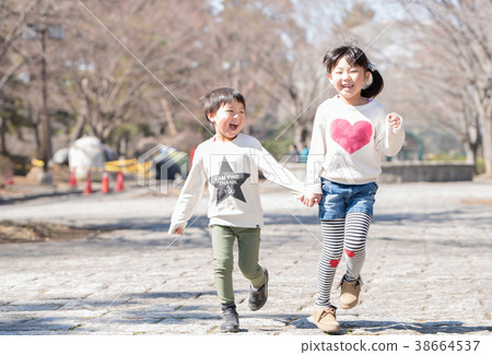 A smiling child 38664537