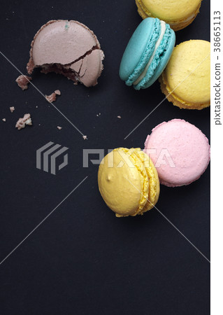 Flat lay pastel macaroons on dark background Flat lay pastel macaroons on dark background 38665113