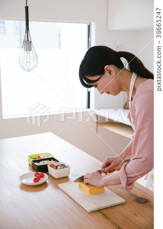 Housewife making lunch 38665247
