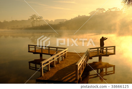 Da Lat sunrise, silhouette of man do exercise 38666125